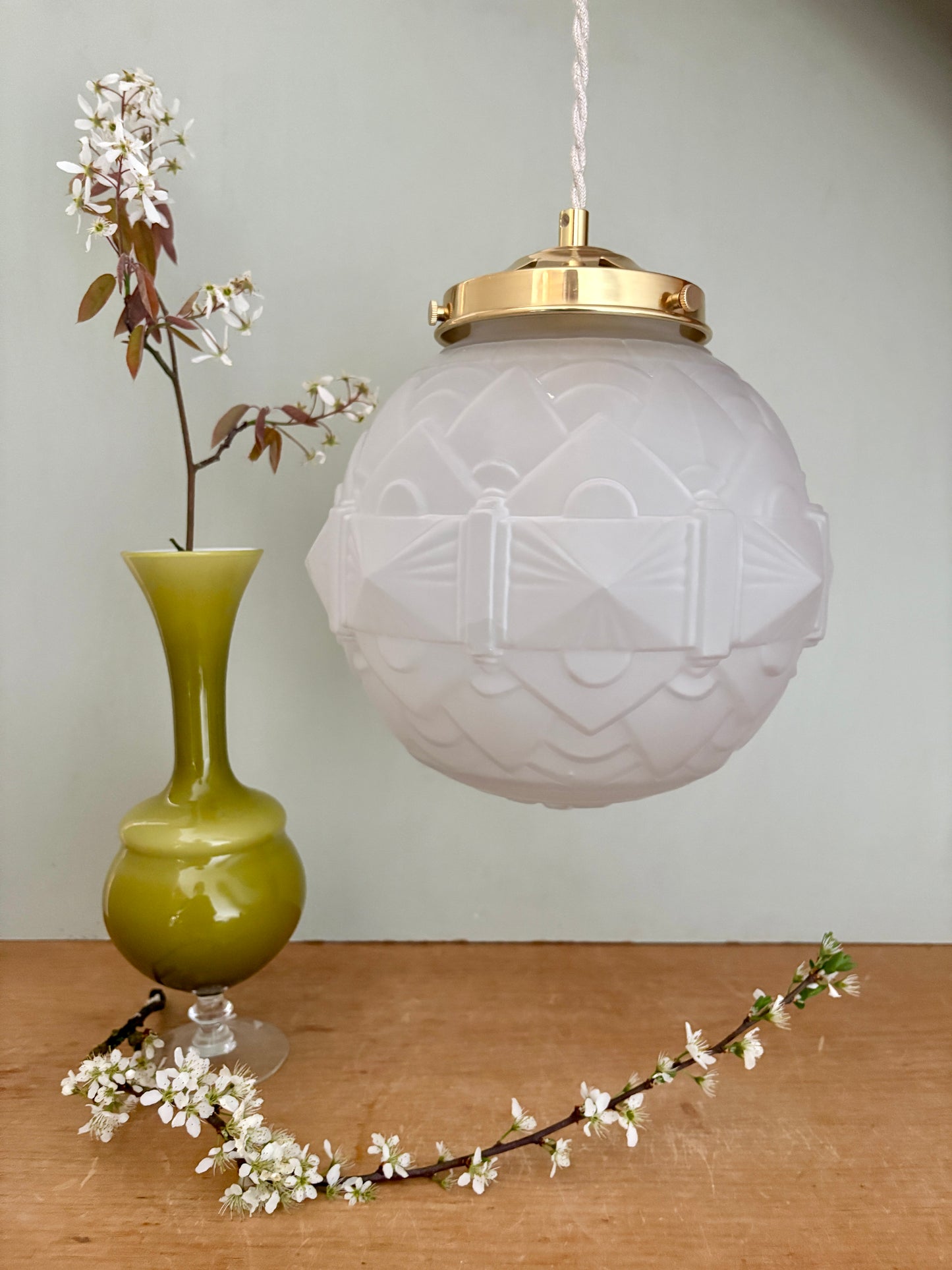 Suspension globe vintage art déco en verre dépoli