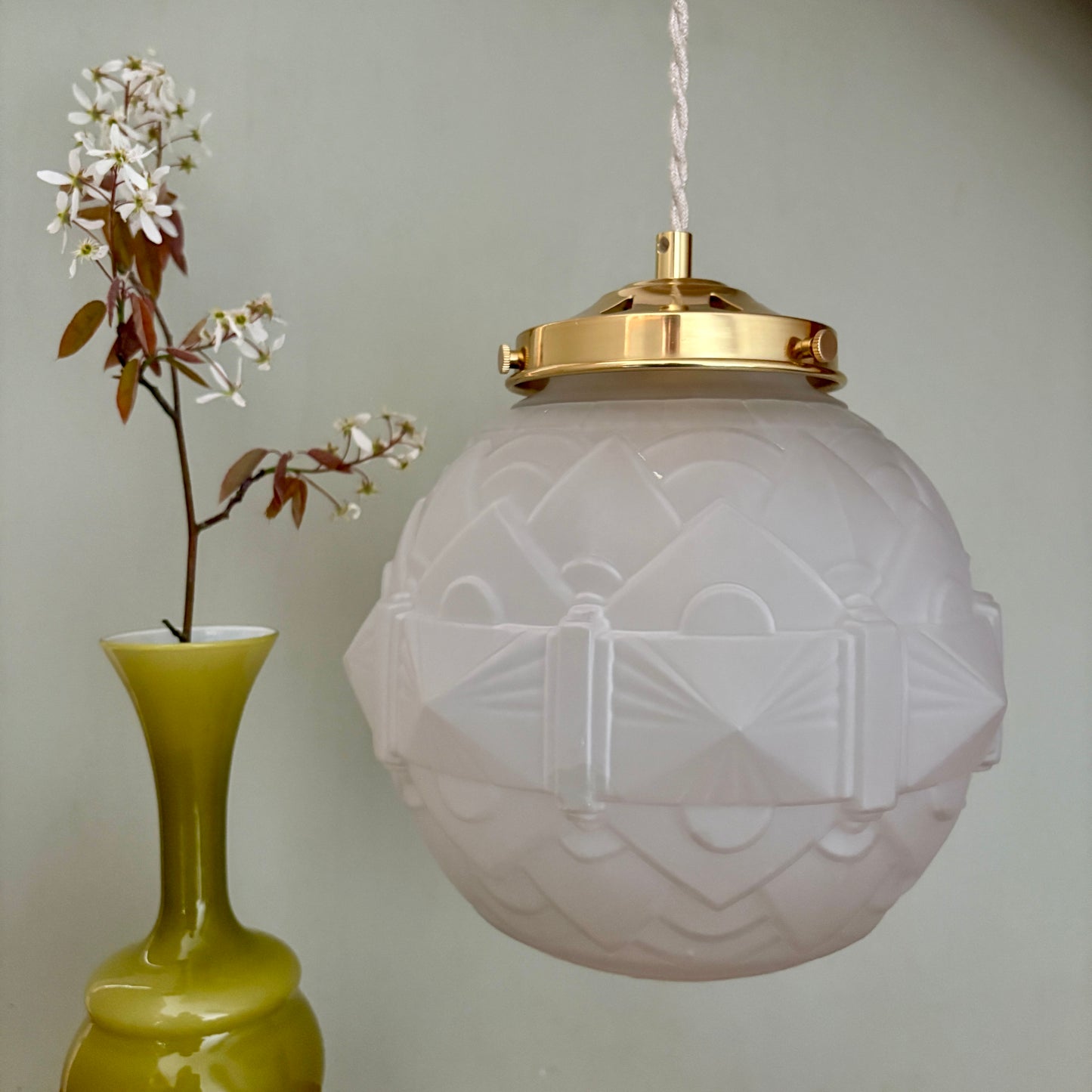 Suspension globe vintage art déco en verre dépoli