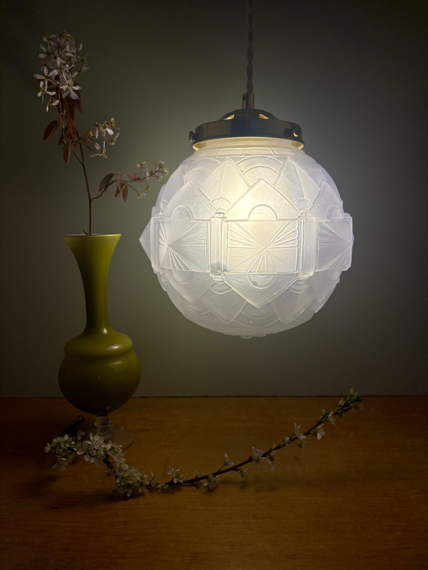 Suspension globe vintage art déco en verre dépoli