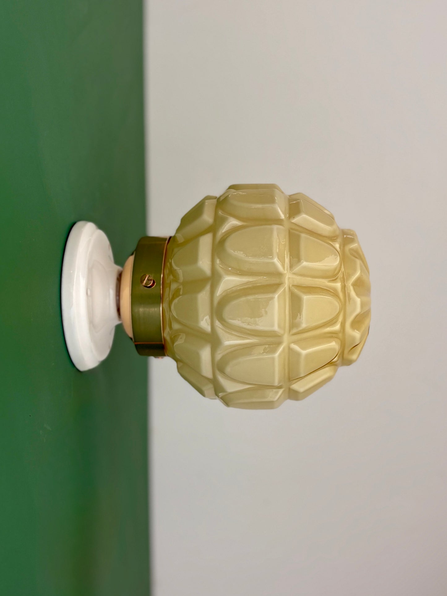 Applique globe vintage art déco en opaline jaune pâle