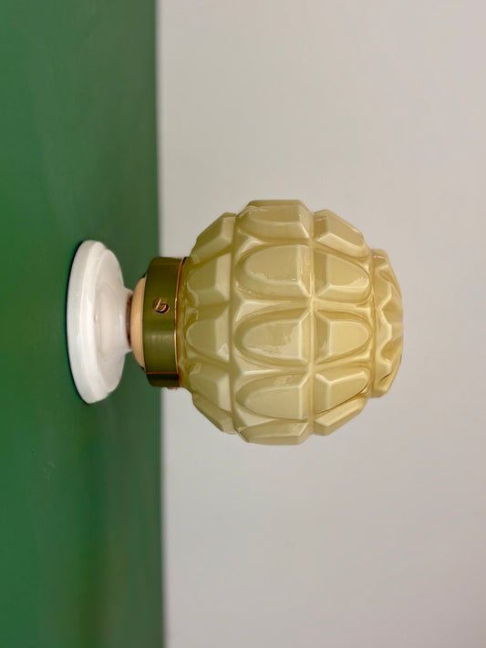 Applique globe vintage art déco en opaline jaune pâle
