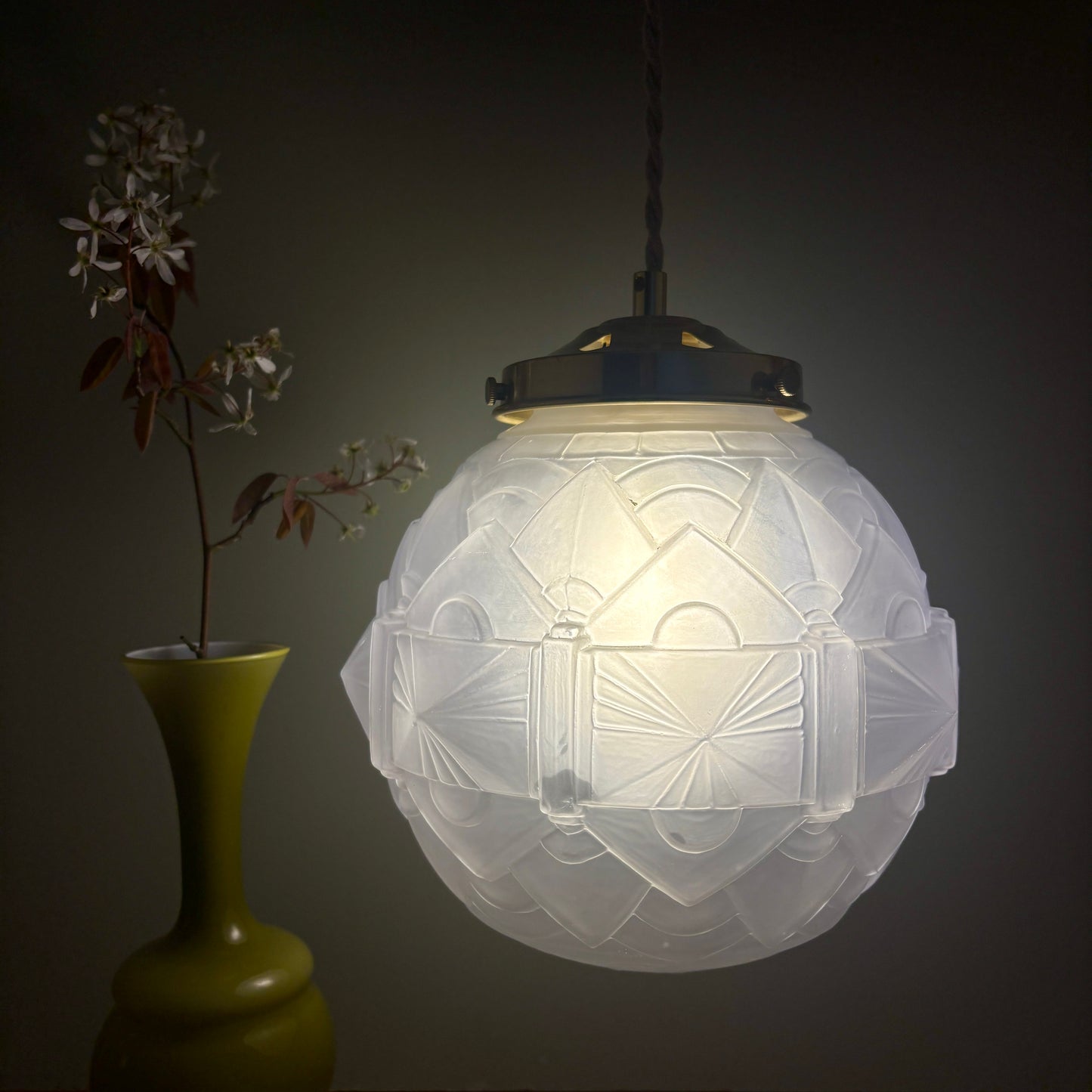 Suspension globe vintage art déco en verre dépoli