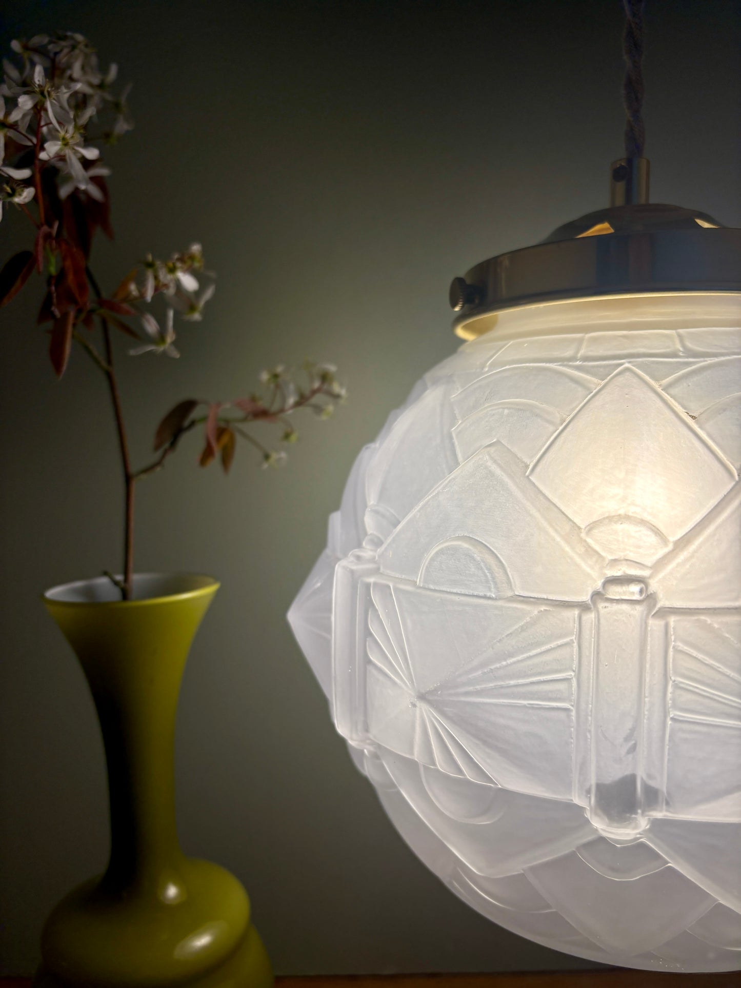 Suspension globe vintage art déco en verre dépoli