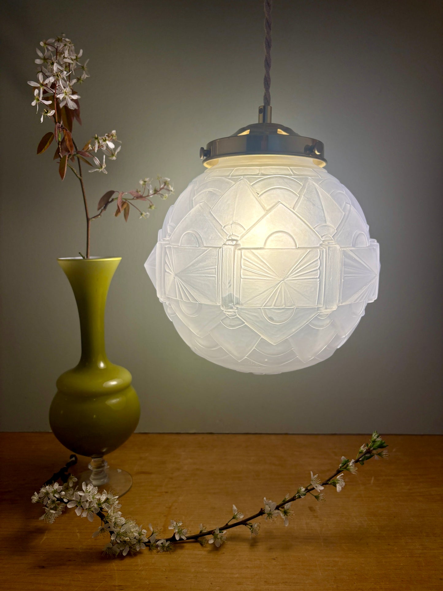 Suspension globe vintage art déco en verre dépoli