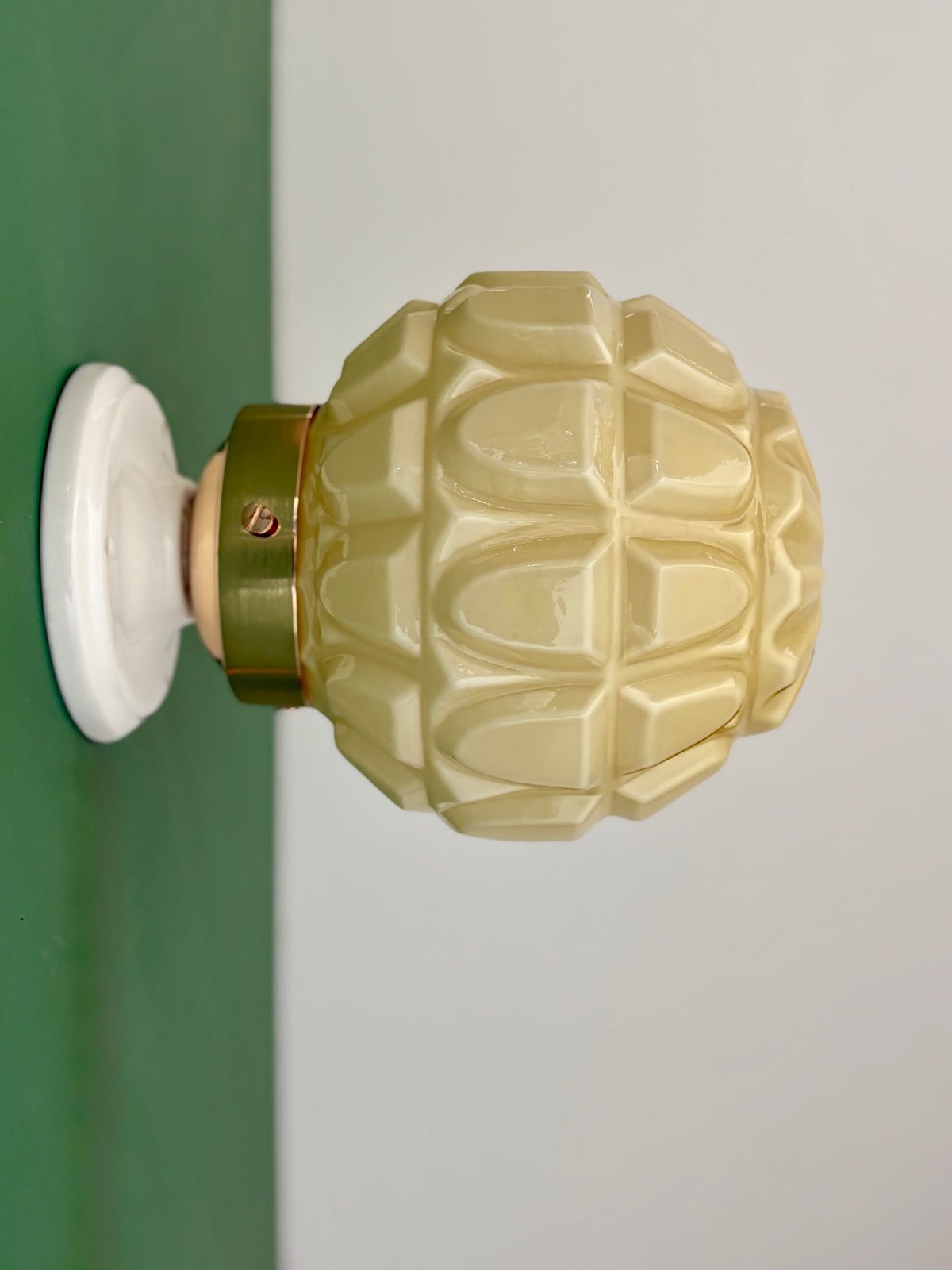 Applique globe vintage art déco en opaline jaune pâle