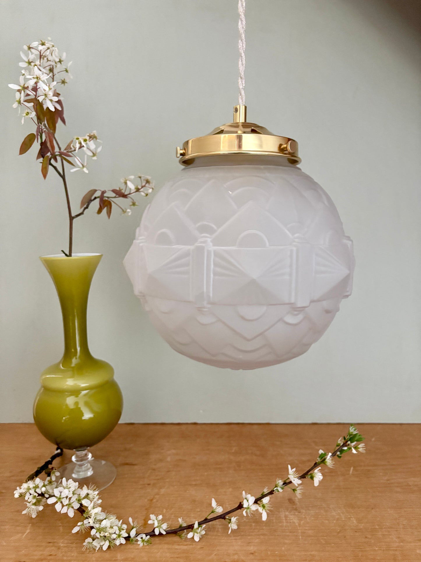 Suspension globe vintage art déco en verre dépoli