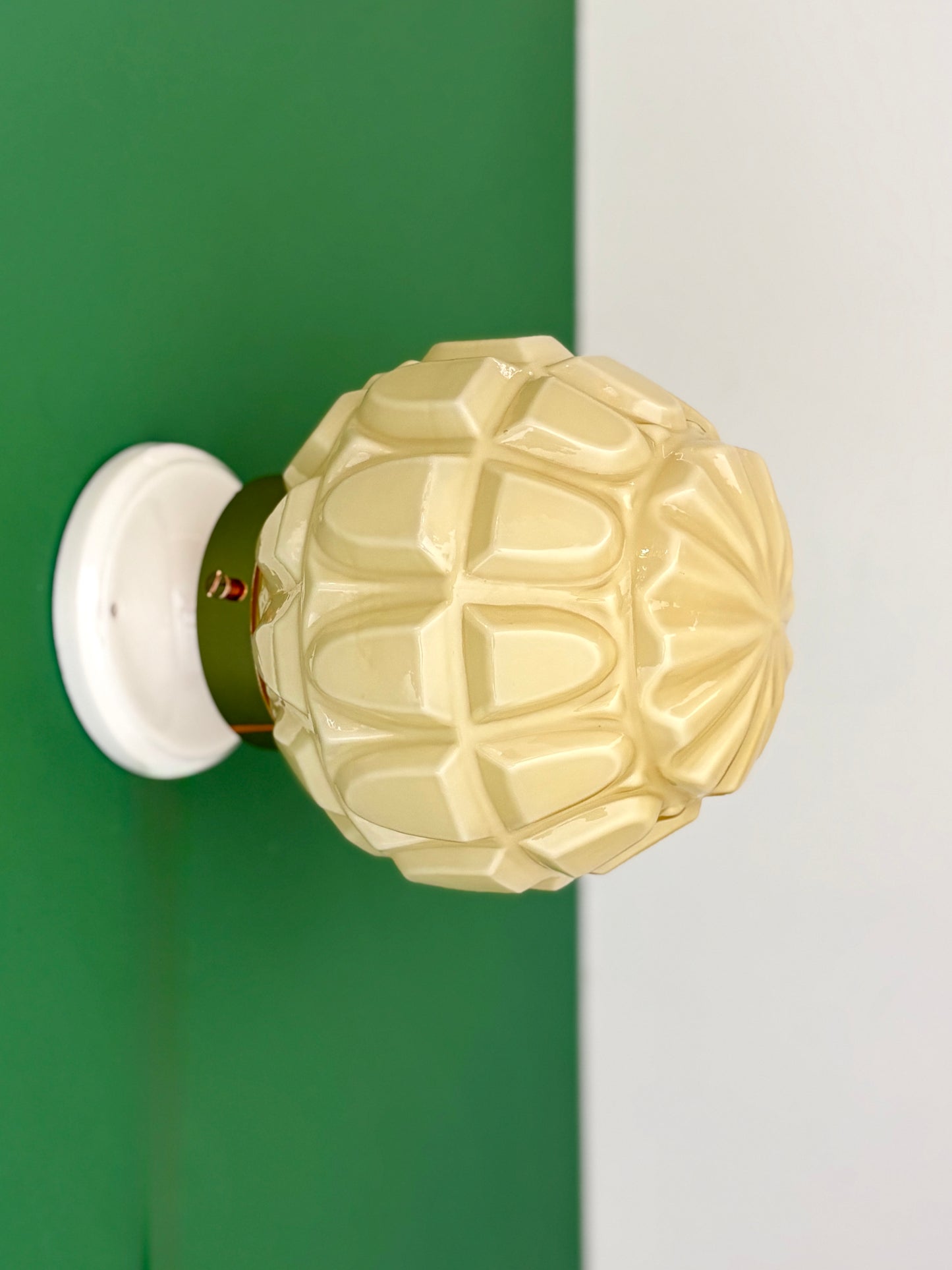 Applique globe vintage art déco en opaline jaune pâle