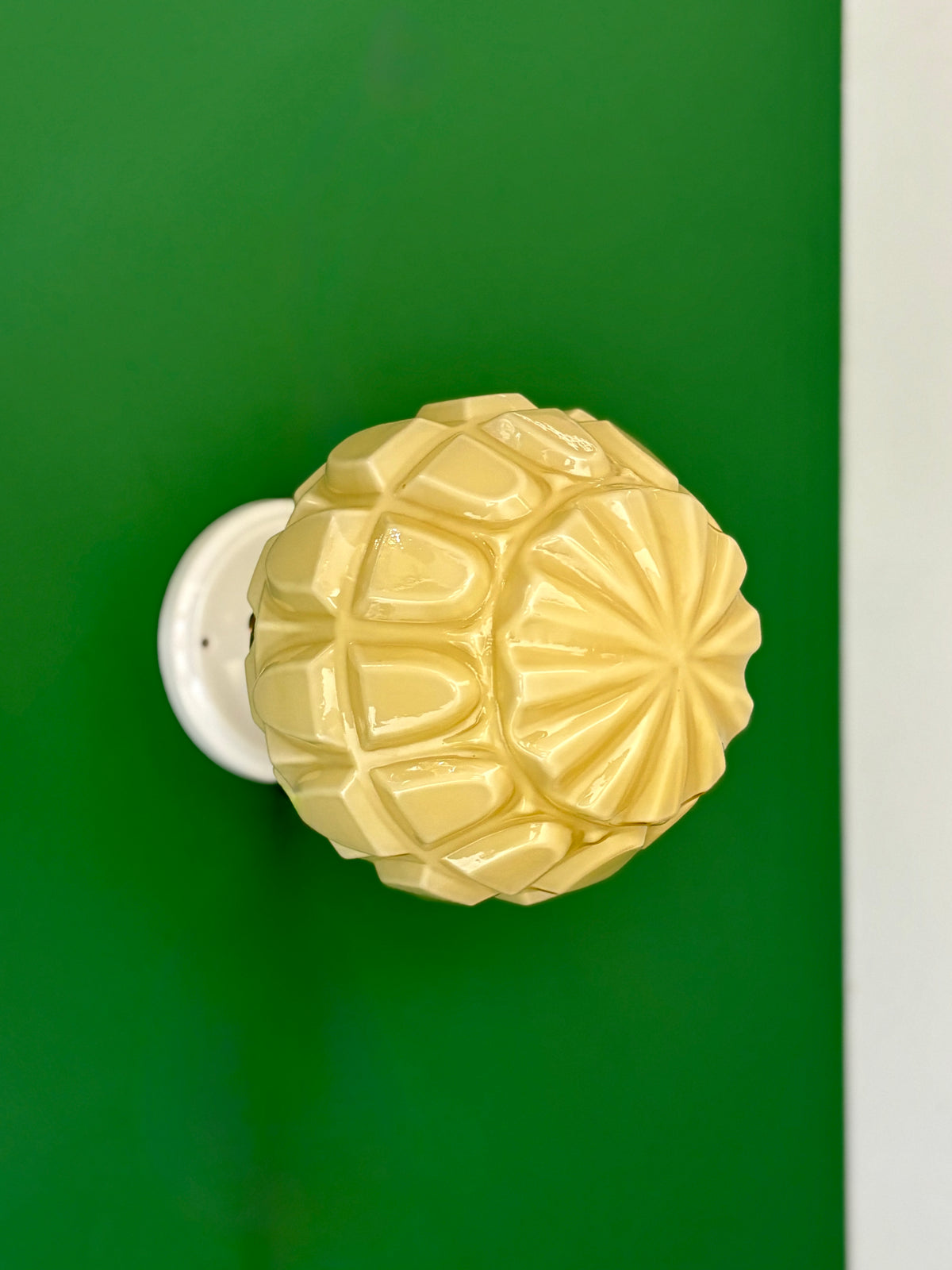 Applique globe vintage art déco en opaline jaune pâle