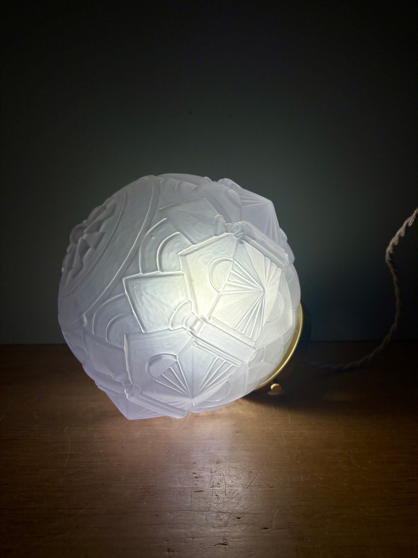 Suspension globe vintage art déco en verre dépoli