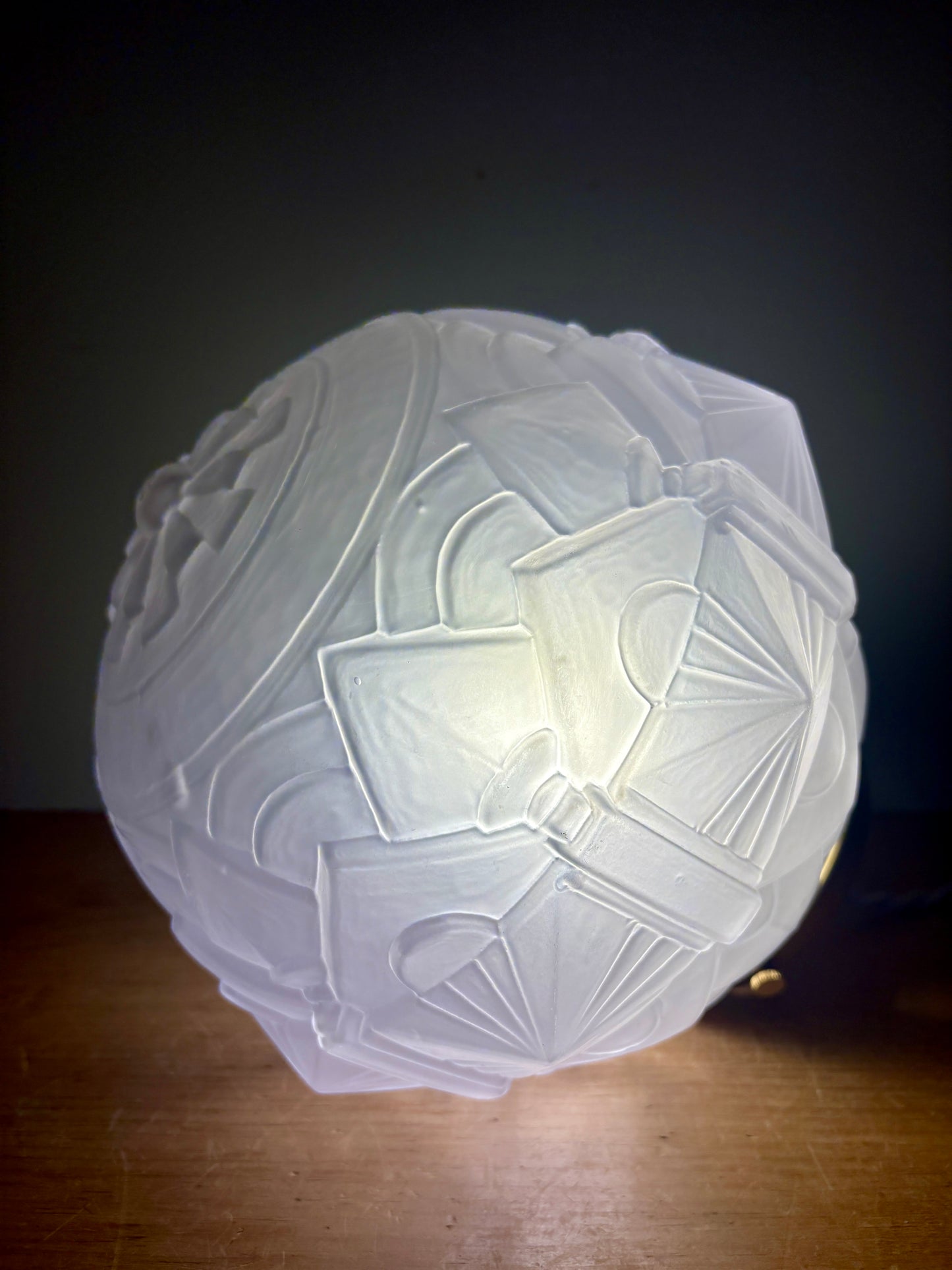 Suspension globe vintage art déco en verre dépoli