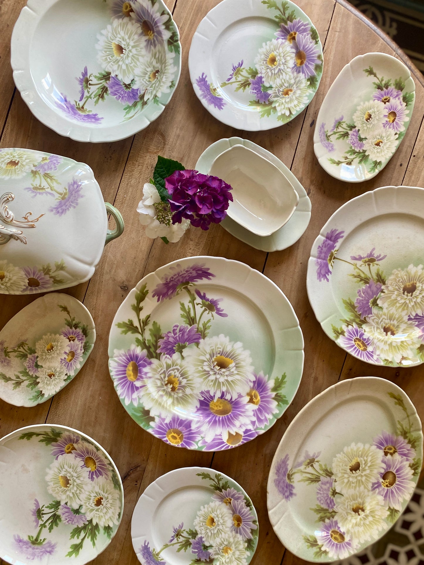 Compotier ou assiette sur pied ancienne en terre de fer - Reines Marguerites de KG Lunéville