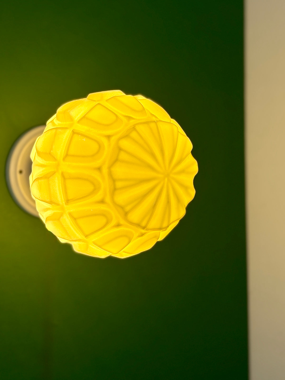 Applique globe vintage art déco en opaline jaune pâle