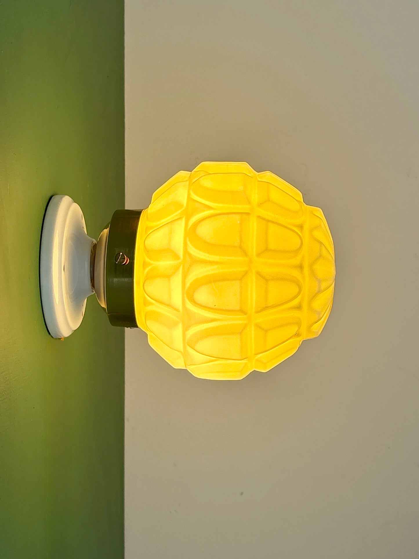 Applique globe vintage art déco en opaline jaune pâle