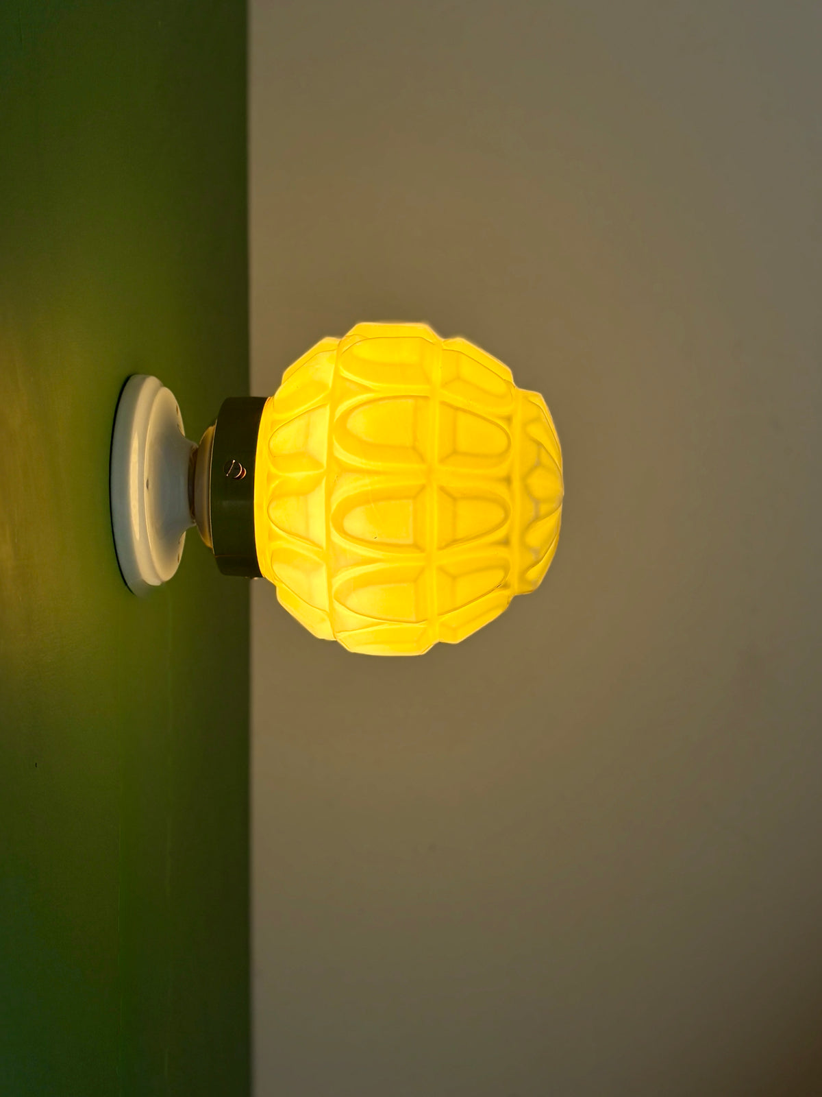 Applique globe vintage art déco en opaline jaune pâle