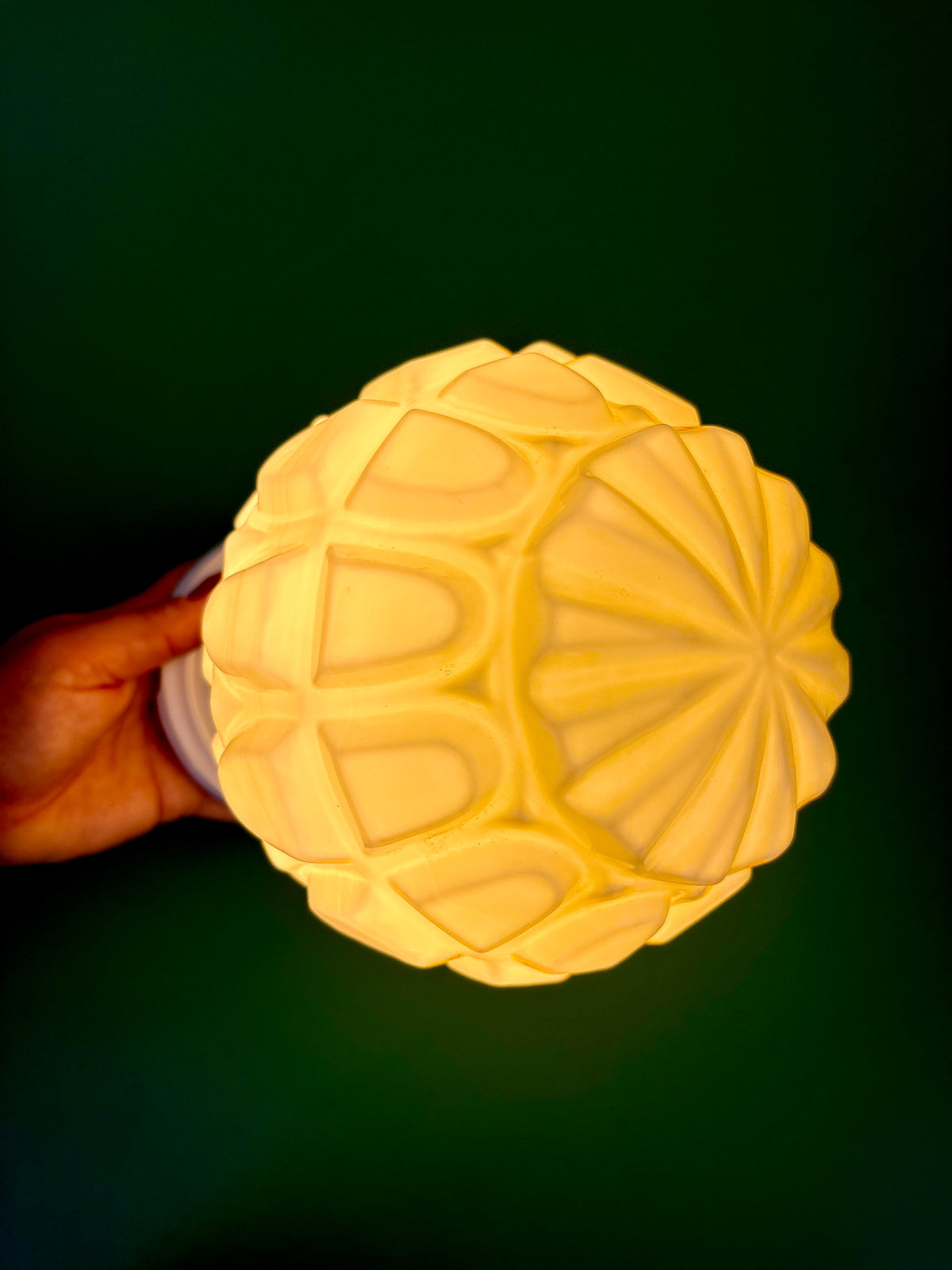 Applique globe vintage art déco en opaline jaune pâle