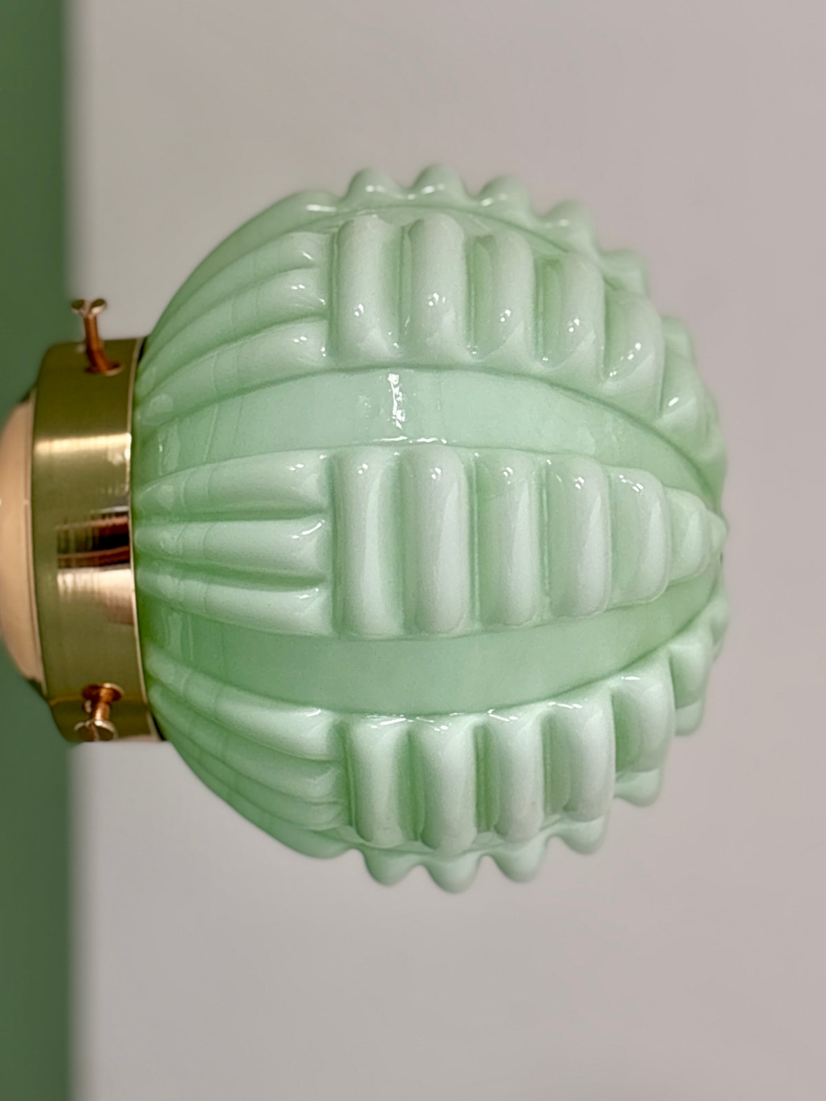 Applique globe vintage art déco en opaline verte pâle