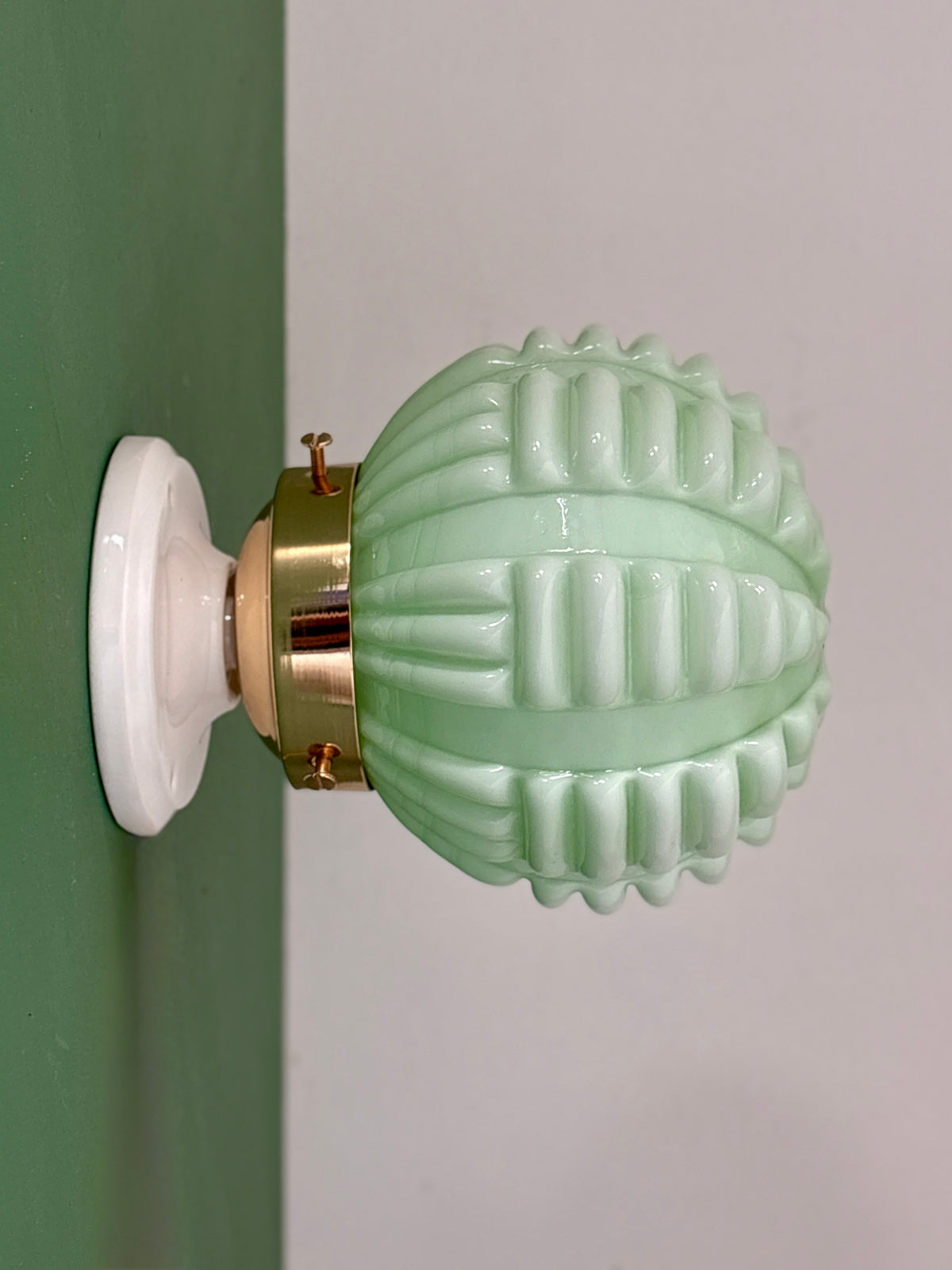 Applique globe vintage art déco en opaline verte pâle