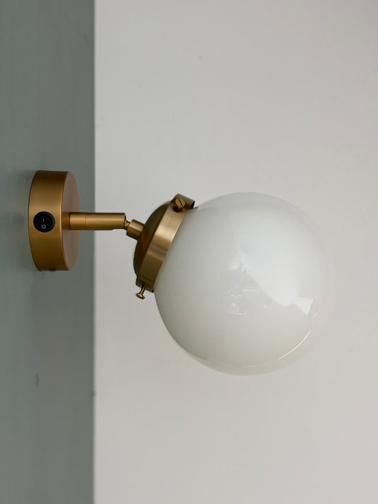 Applique globe vintage en opaline blanche