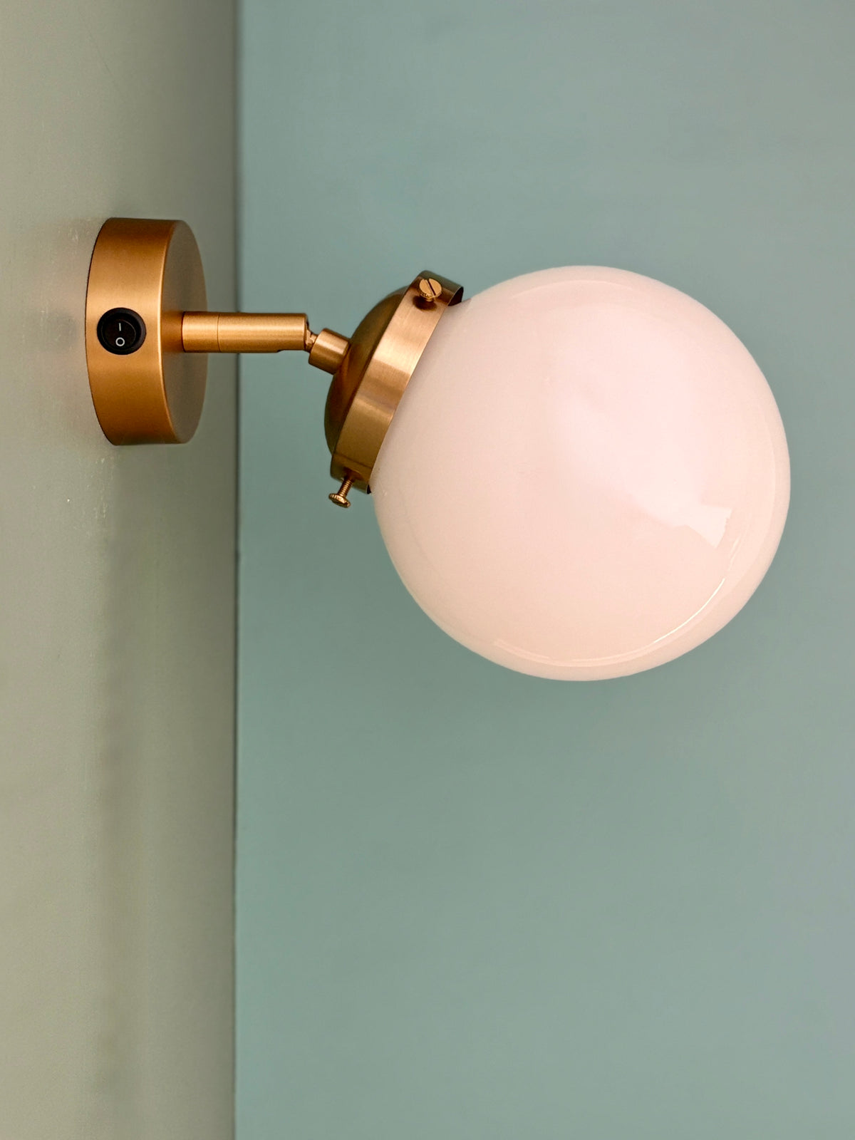 Applique globe vintage en opaline blanche