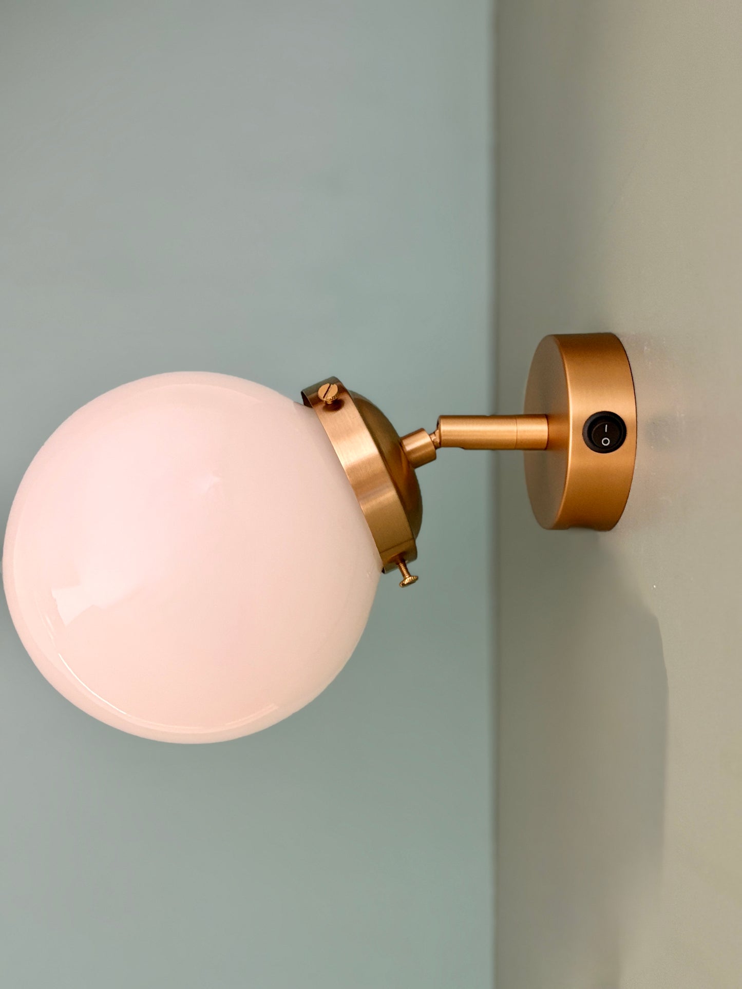 Applique globe vintage en opaline blanche
