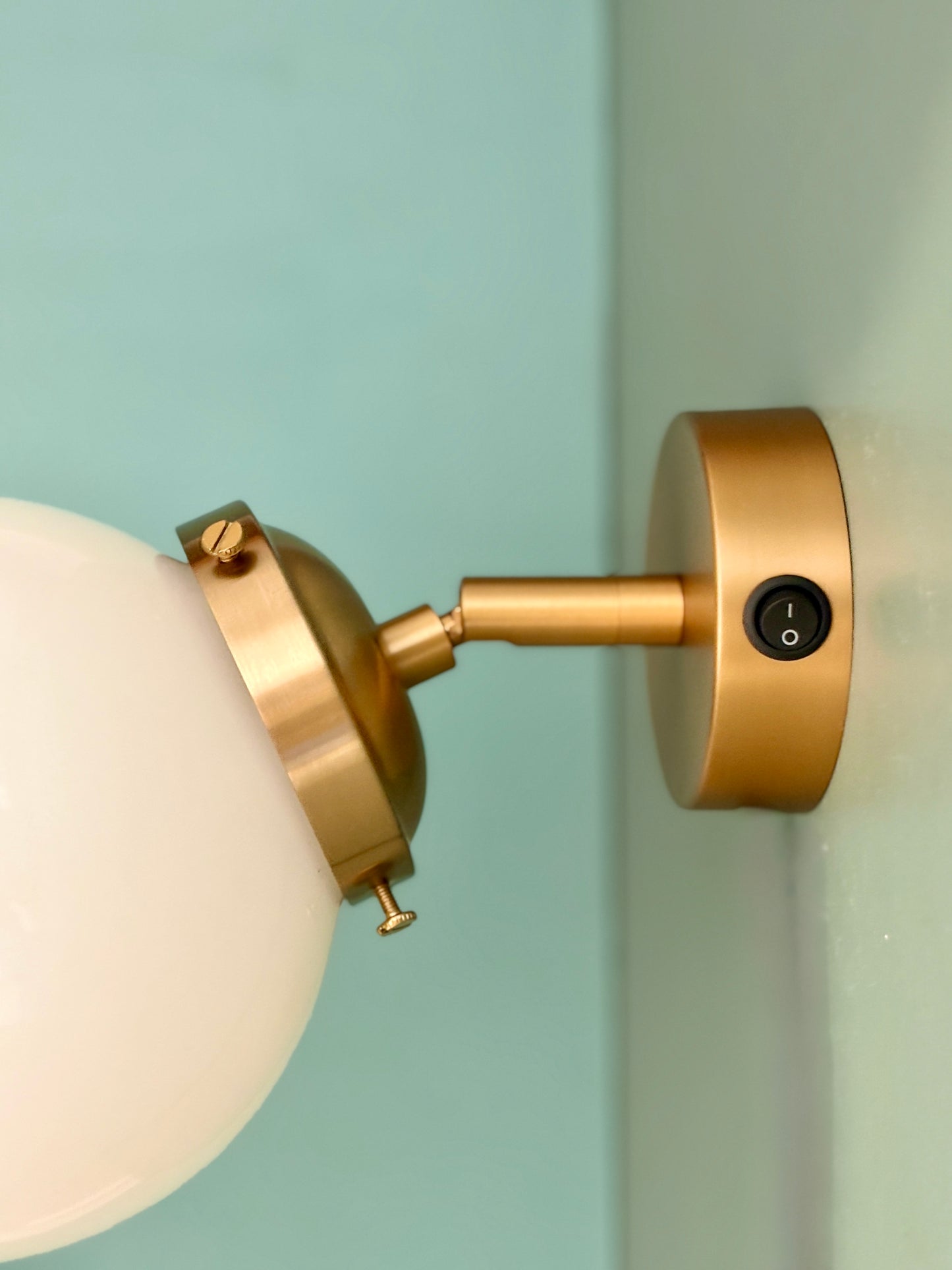 Applique globe vintage en opaline blanche