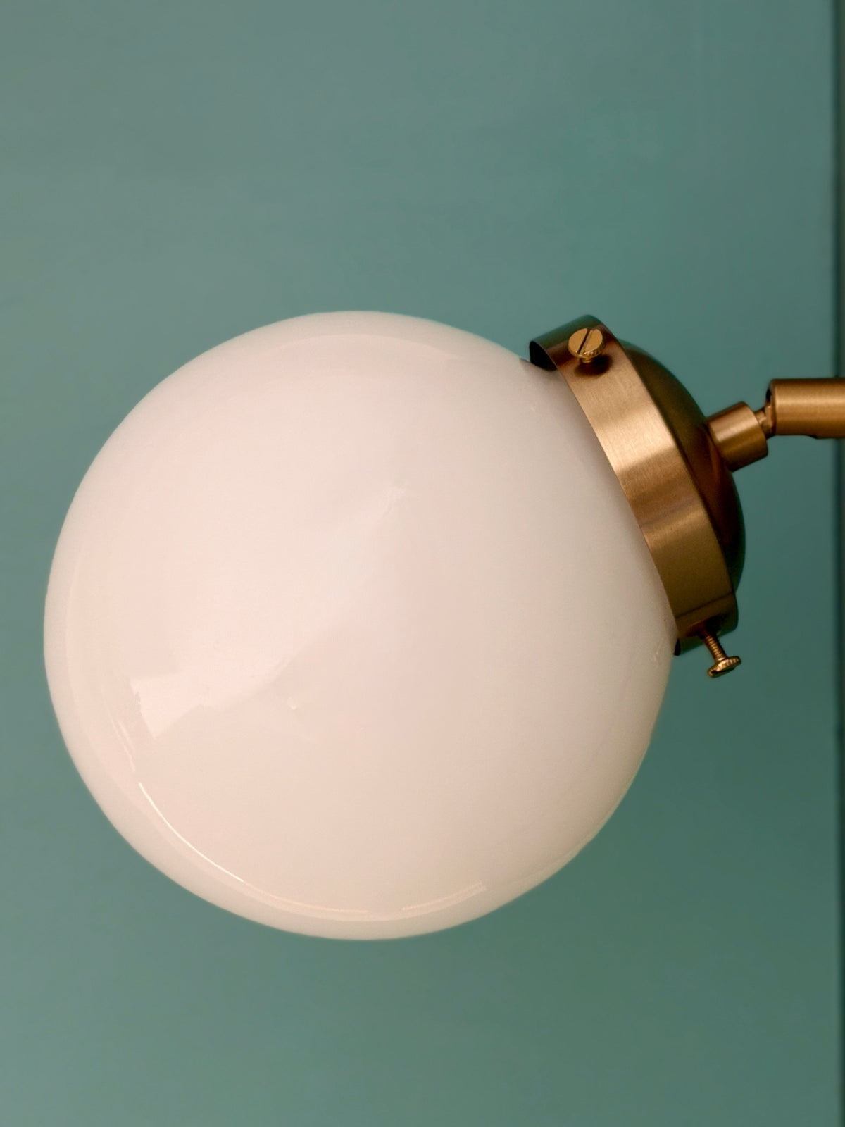 Applique globe vintage en opaline blanche