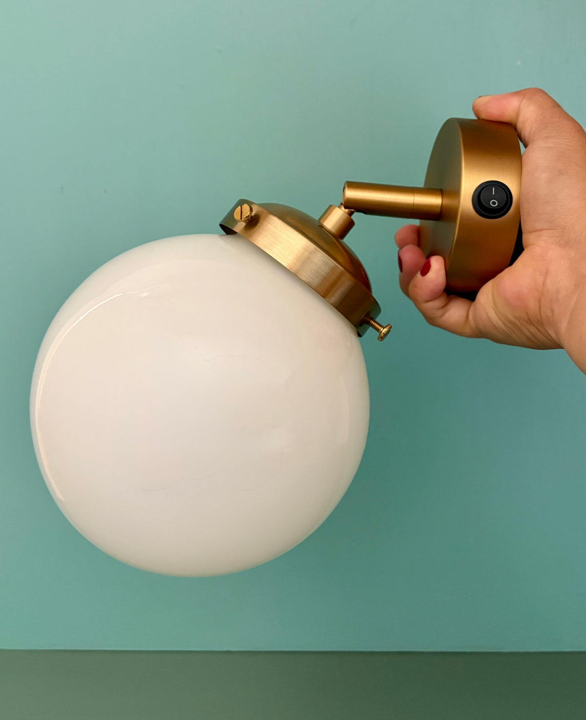 Applique globe vintage en opaline blanche