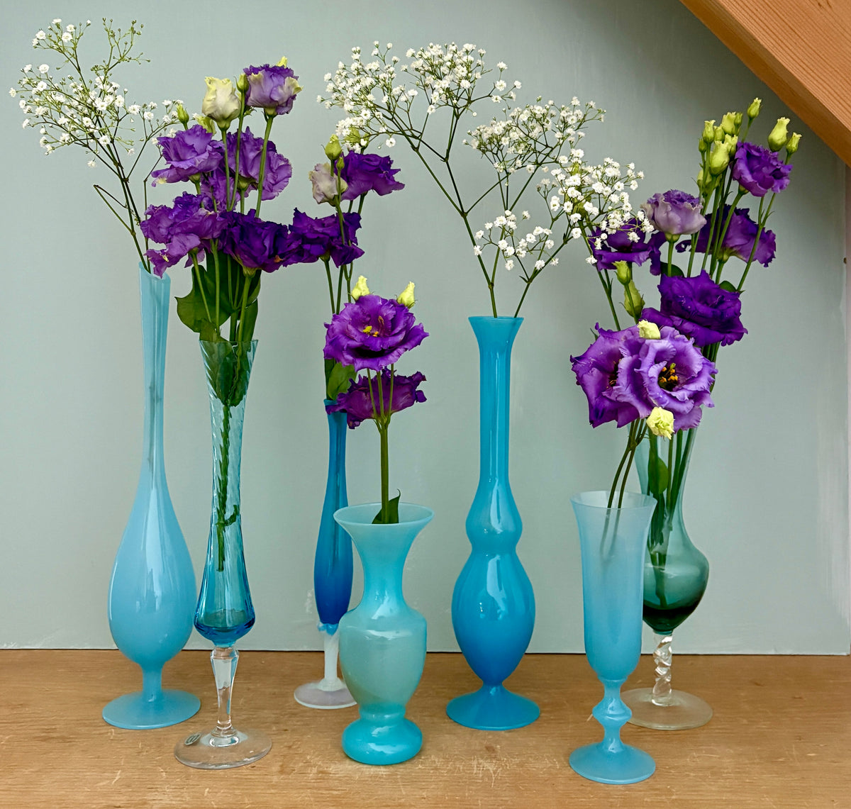 Lot de 7 vases/soliflores vintage en opaline, verre et cristal dans les tons de bleus