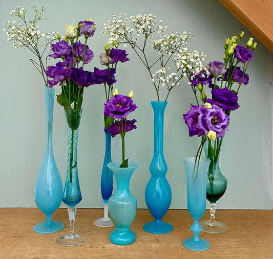Lot de 7 vases/soliflores vintage en opaline, verre et cristal dans les tons de bleus