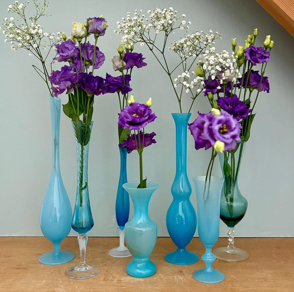 Lot de 7 vases/soliflores vintage en opaline, verre et cristal dans les tons de bleus