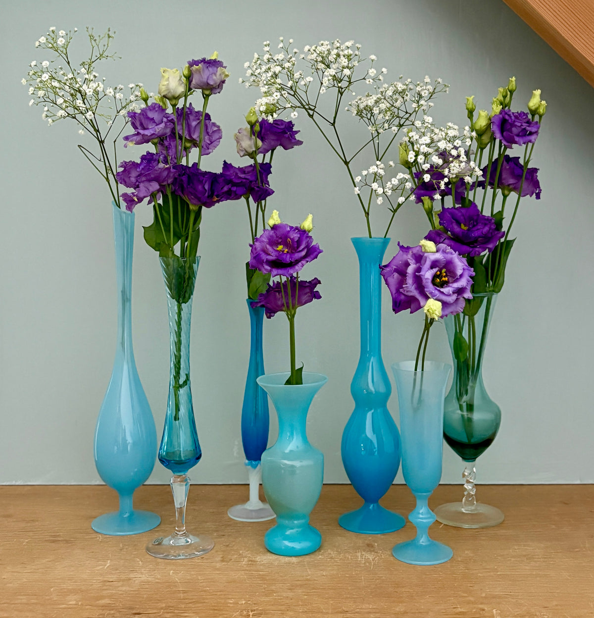 Lot de 7 vases/soliflores vintage en opaline, verre et cristal dans les tons de bleus