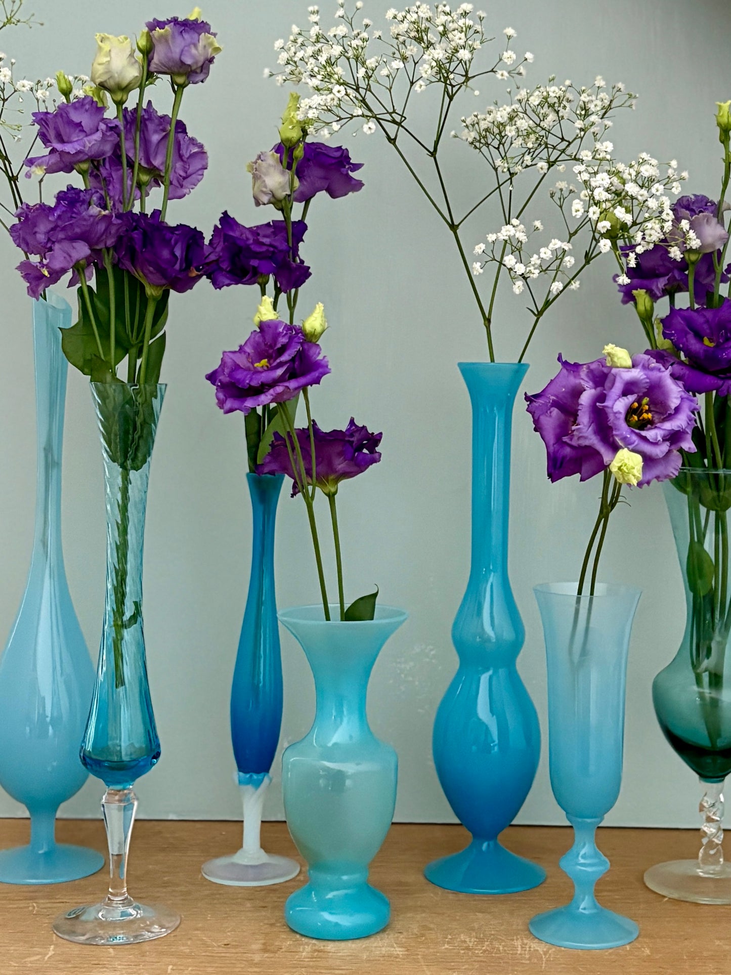 Lot de 7 vases/soliflores vintage en opaline, verre et cristal dans les tons de bleus