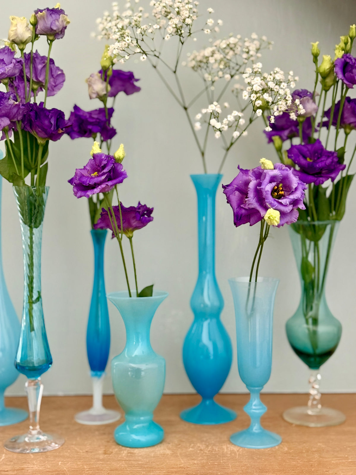 Lot de 7 vases/soliflores vintage en opaline, verre et cristal dans les tons de bleus