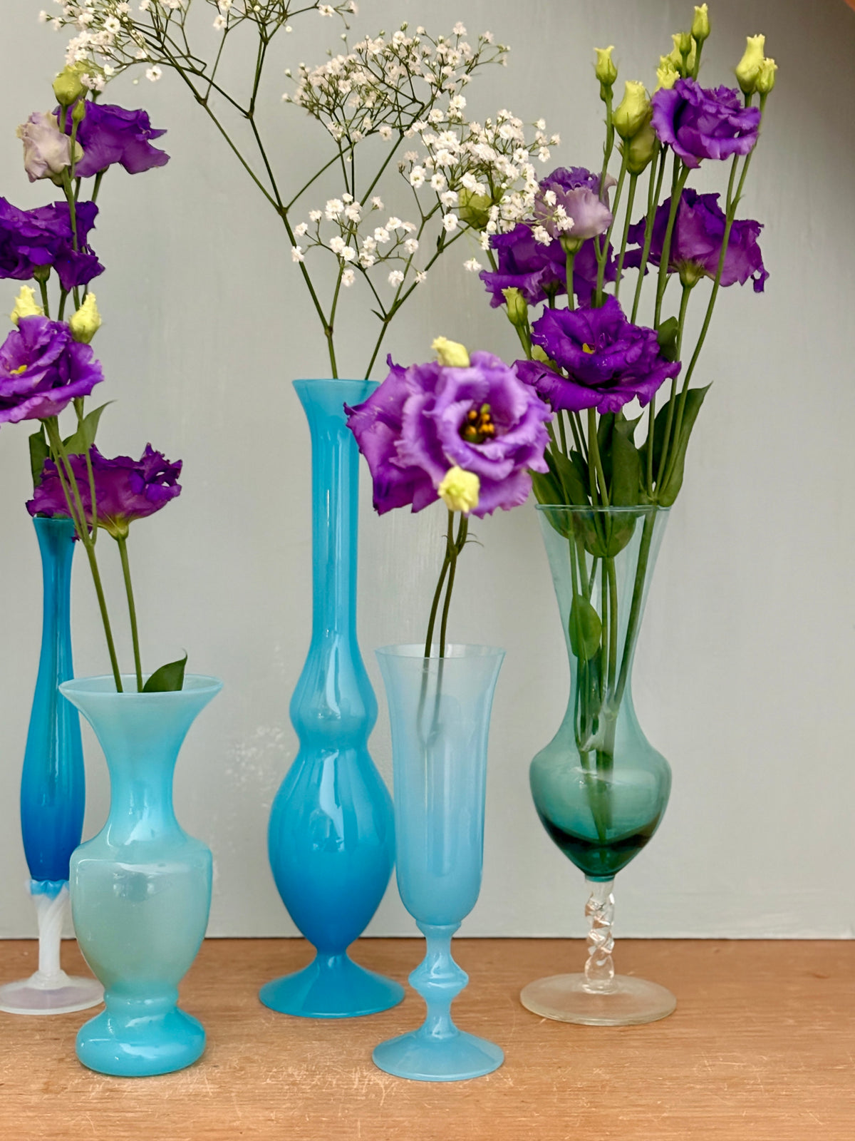 Lot de 7 vases/soliflores vintage en opaline, verre et cristal dans les tons de bleus