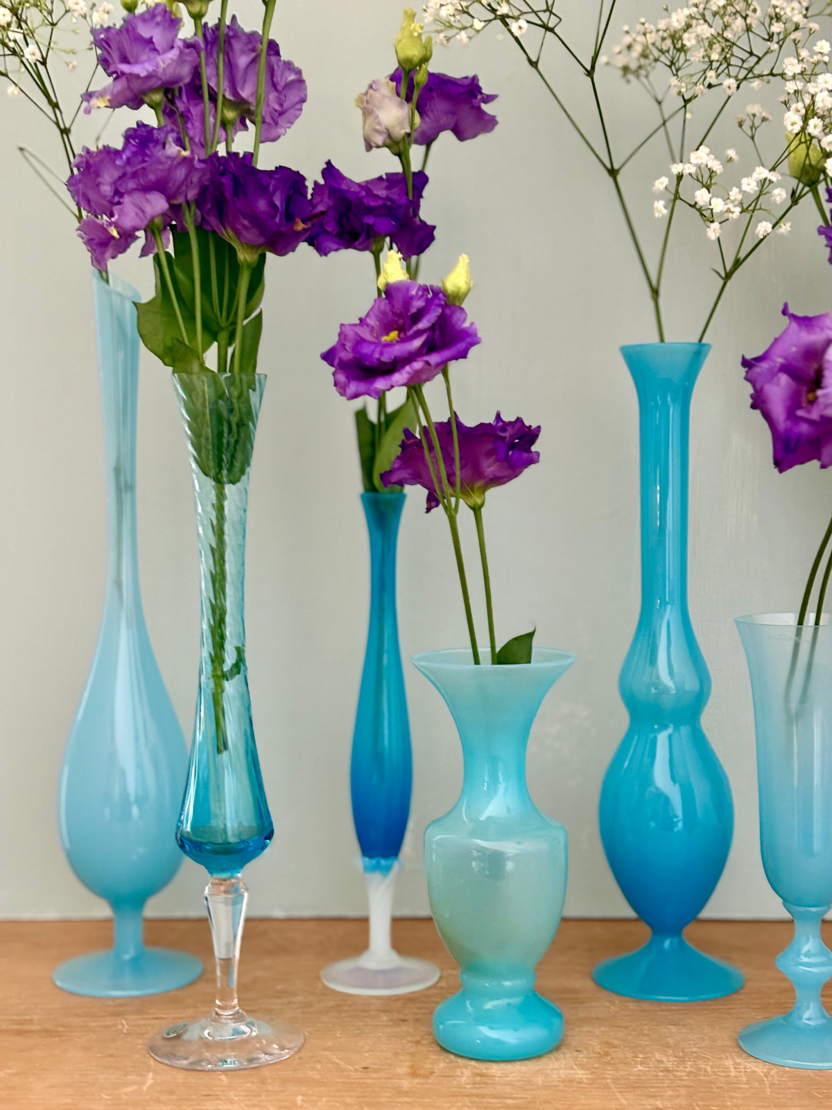 Lot de 7 vases/soliflores vintage en opaline, verre et cristal dans les tons de bleus