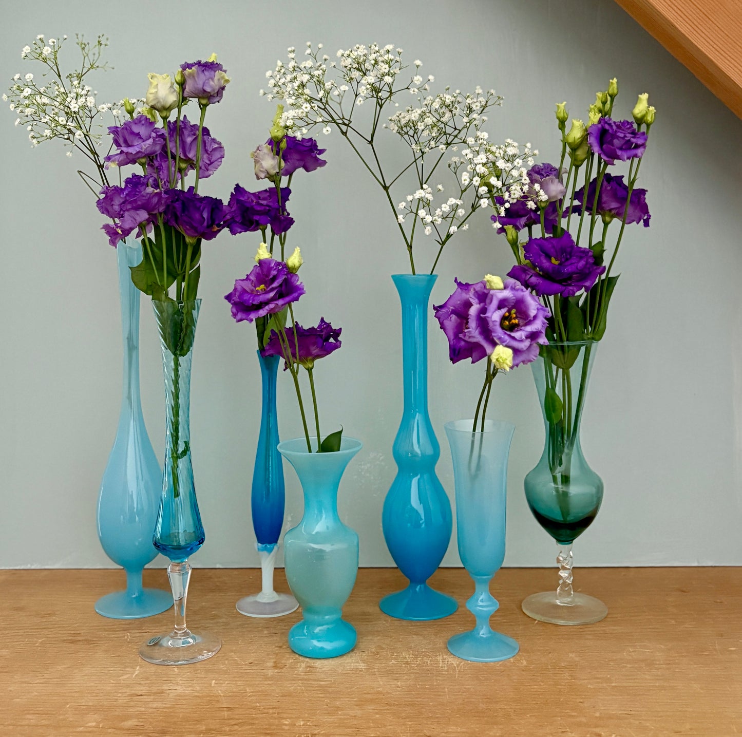 Lot de 7 vases/soliflores vintage en opaline, verre et cristal dans les tons de bleus