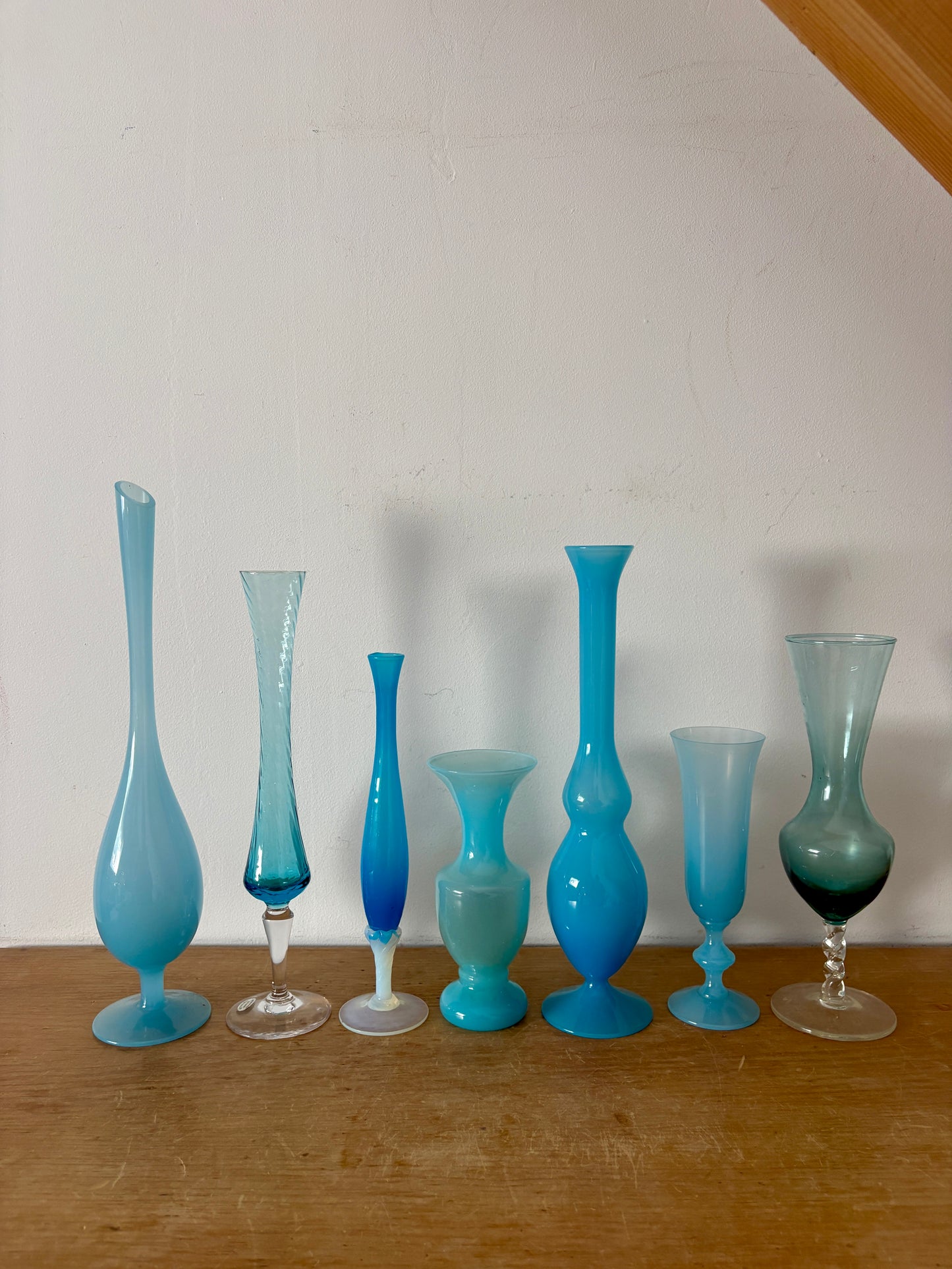 Lot de 7 vases/soliflores vintage en opaline, verre et cristal dans les tons de bleus