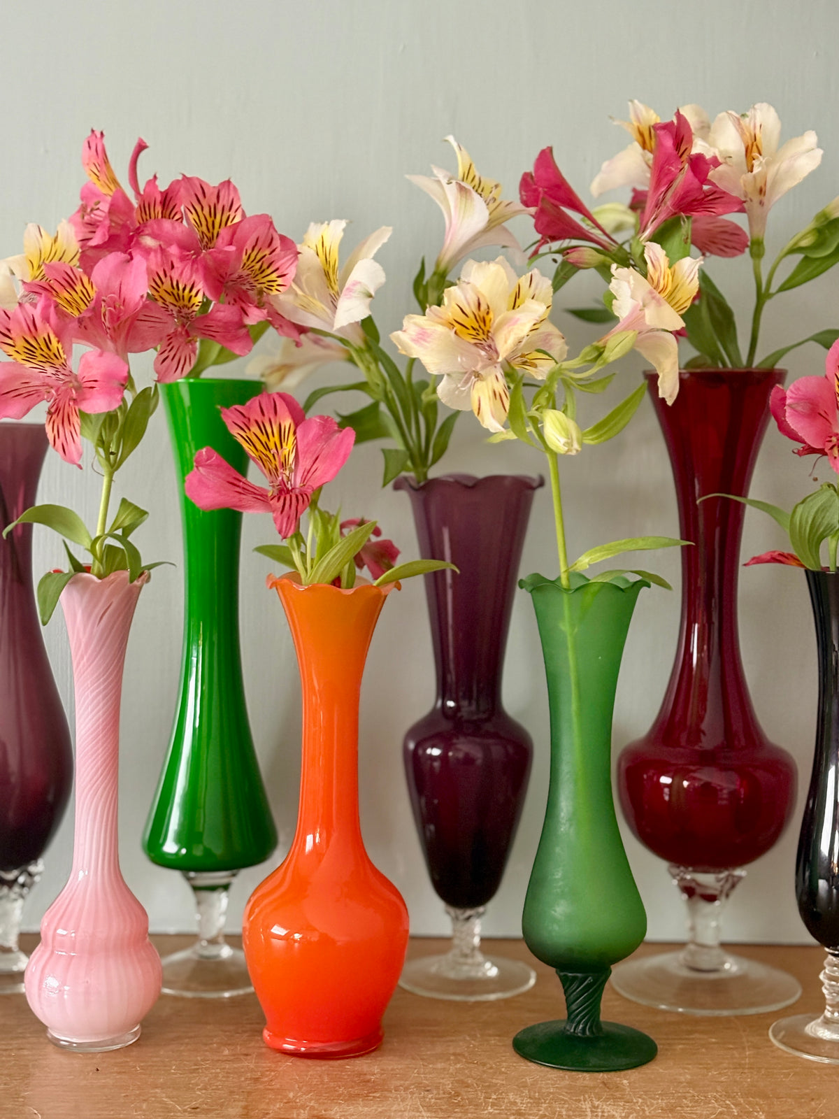 Lot de 9 vases/soliflores vintage en verre et opaline