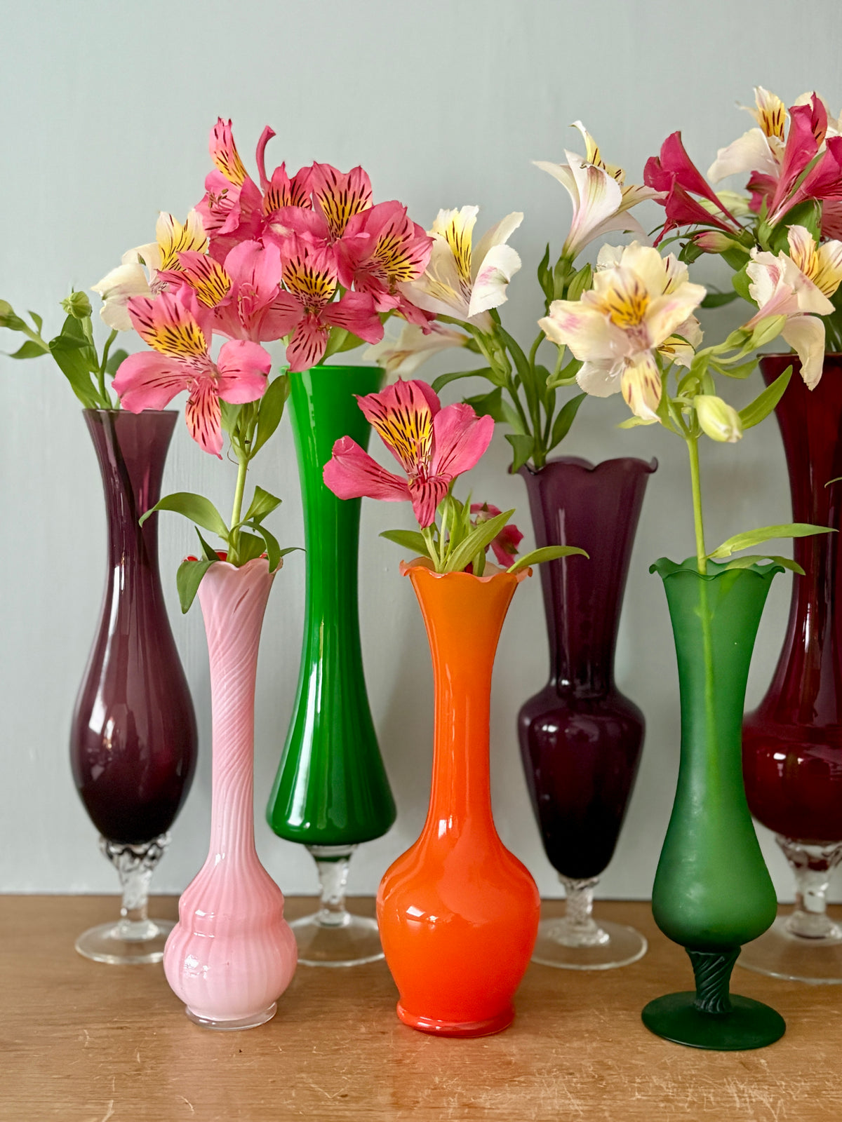 Lot de 9 vases/soliflores vintage en verre et opaline