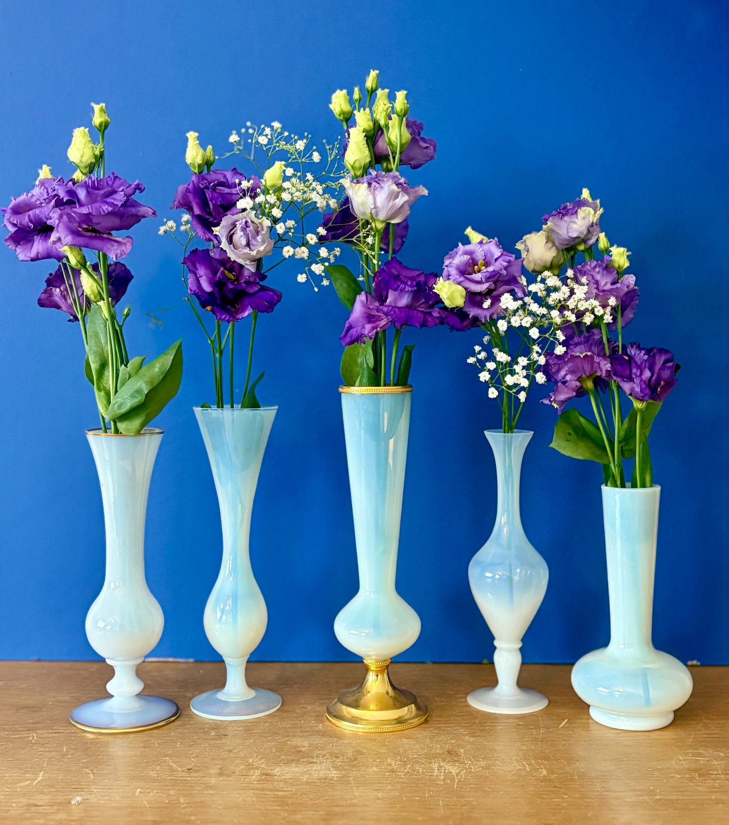 Lot de 5 soliflores ou vases anciens en opaline blanche et laiton