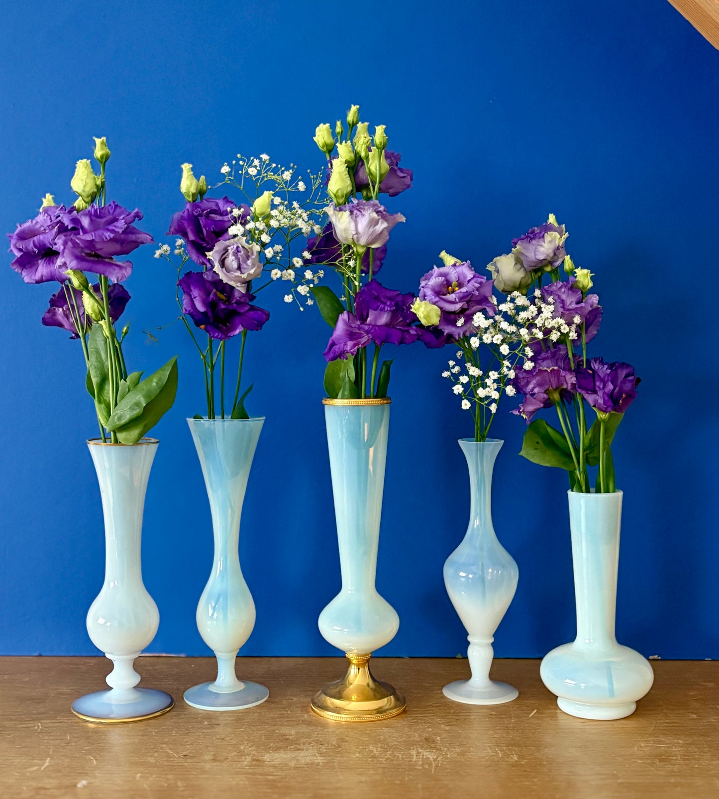 Lot de 5 soliflores ou vases anciens en opaline blanche et laiton