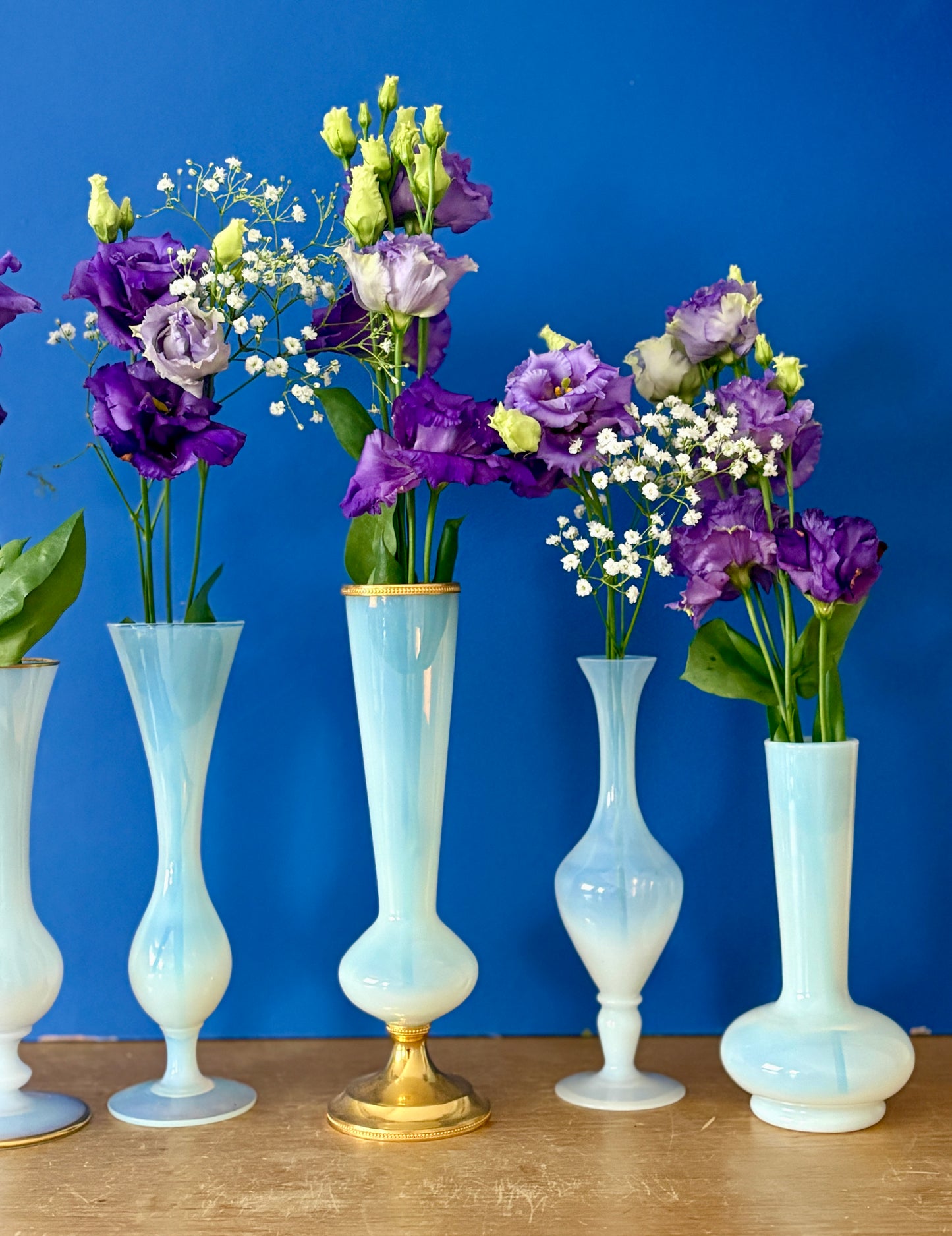 Lot de 5 soliflores ou vases anciens en opaline blanche et laiton