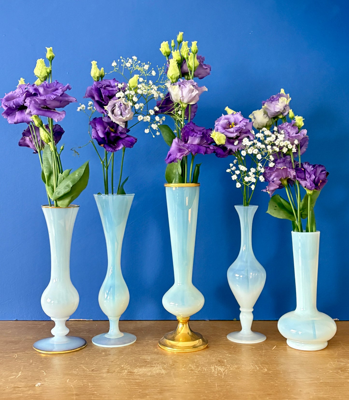 Lot de 5 soliflores ou vases anciens en opaline blanche et laiton