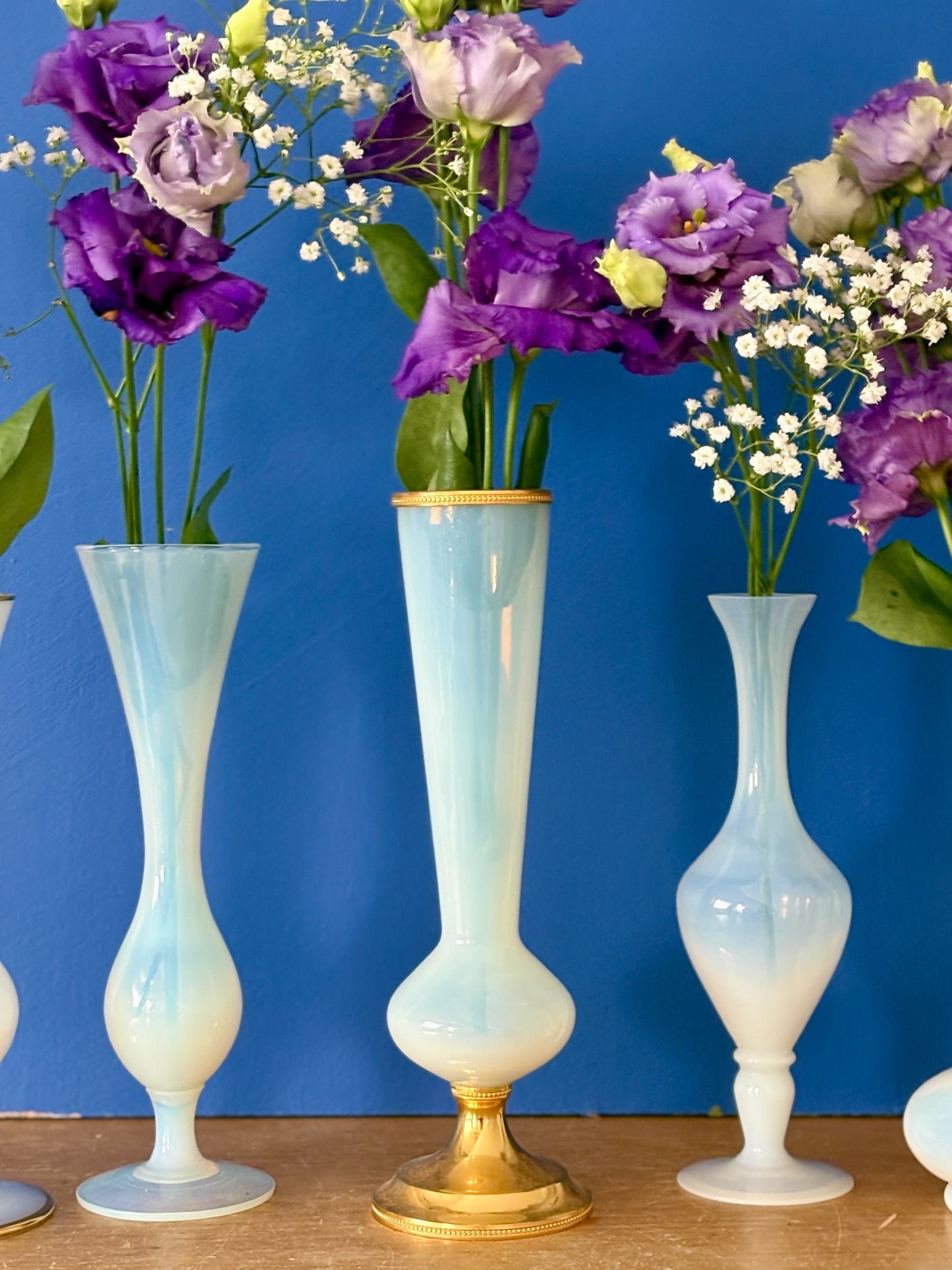 Lot de 5 soliflores ou vases anciens en opaline blanche et laiton