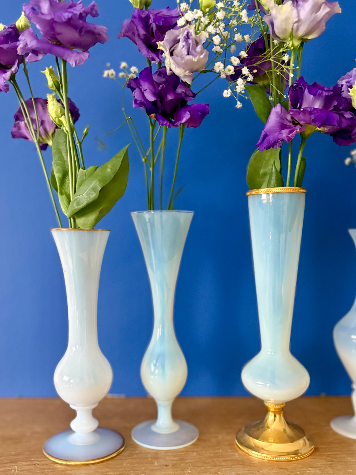 Lot de 5 soliflores ou vases anciens en opaline blanche et laiton