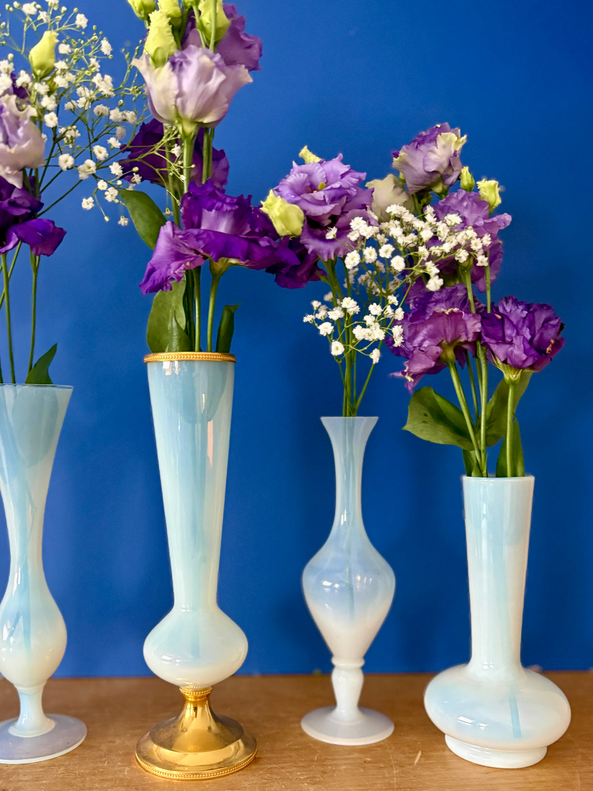 Lot de 5 soliflores ou vases anciens en opaline blanche et laiton