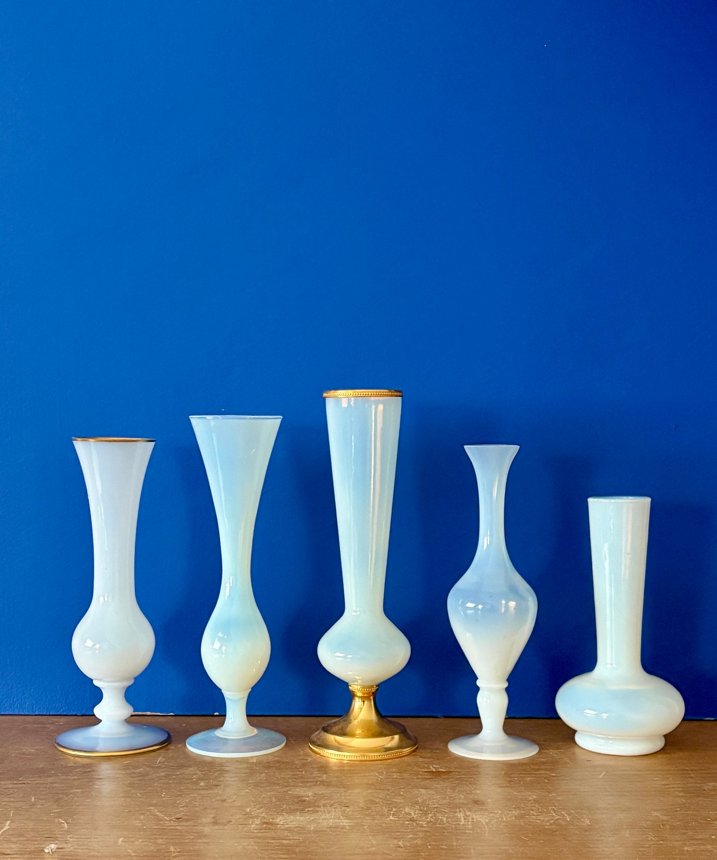 Lot de 5 soliflores ou vases anciens en opaline blanche et laiton