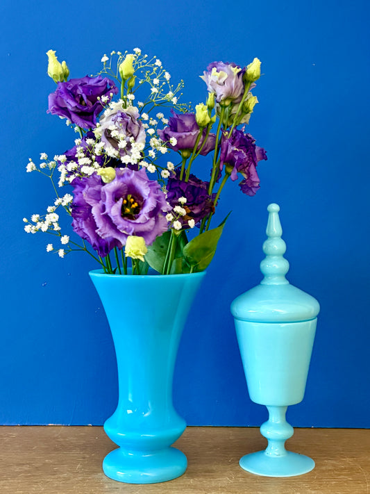 Vase et bonbonnière en opaline bleue