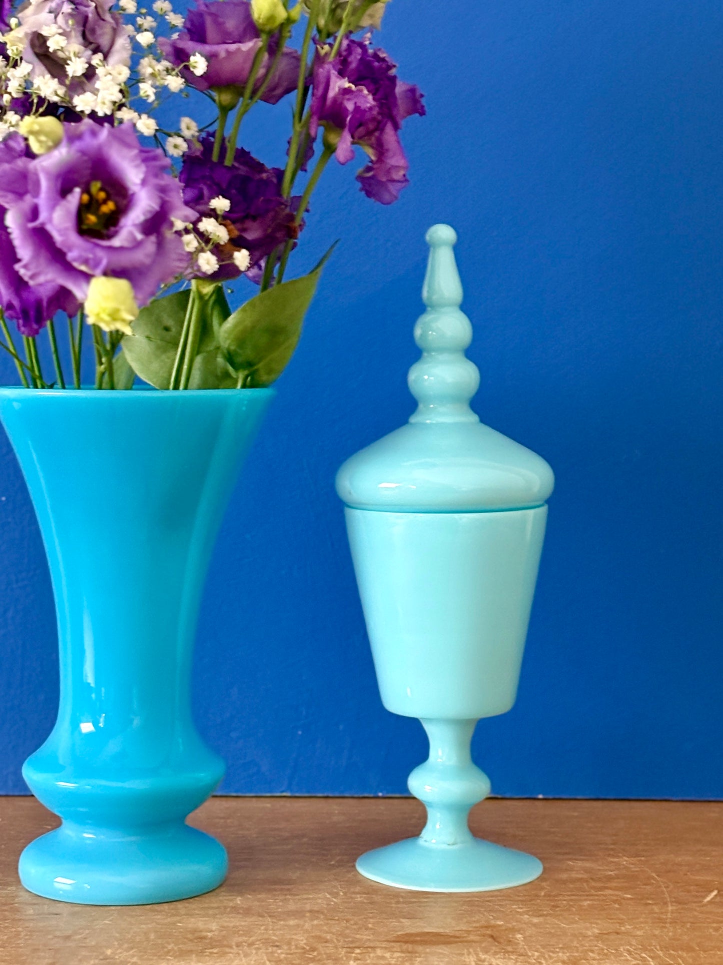 Vase et bonbonnière en opaline bleue