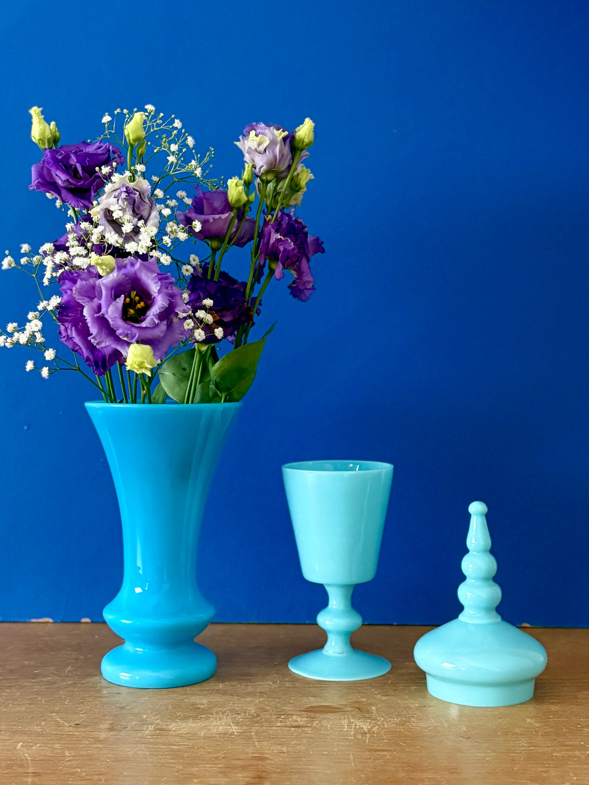 Vase et bonbonnière en opaline bleue